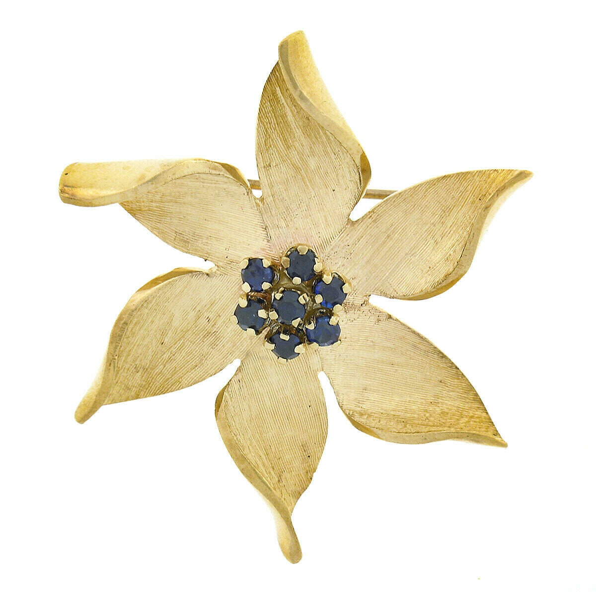 Nachlass 14K Gelbgold 0, 35Ctw Rund Brillant Saphir Cluster Florentiner Finish Pinwheel Blumen Brosche Pin in Ausgezeichnetem Zustand von BadisJewelers