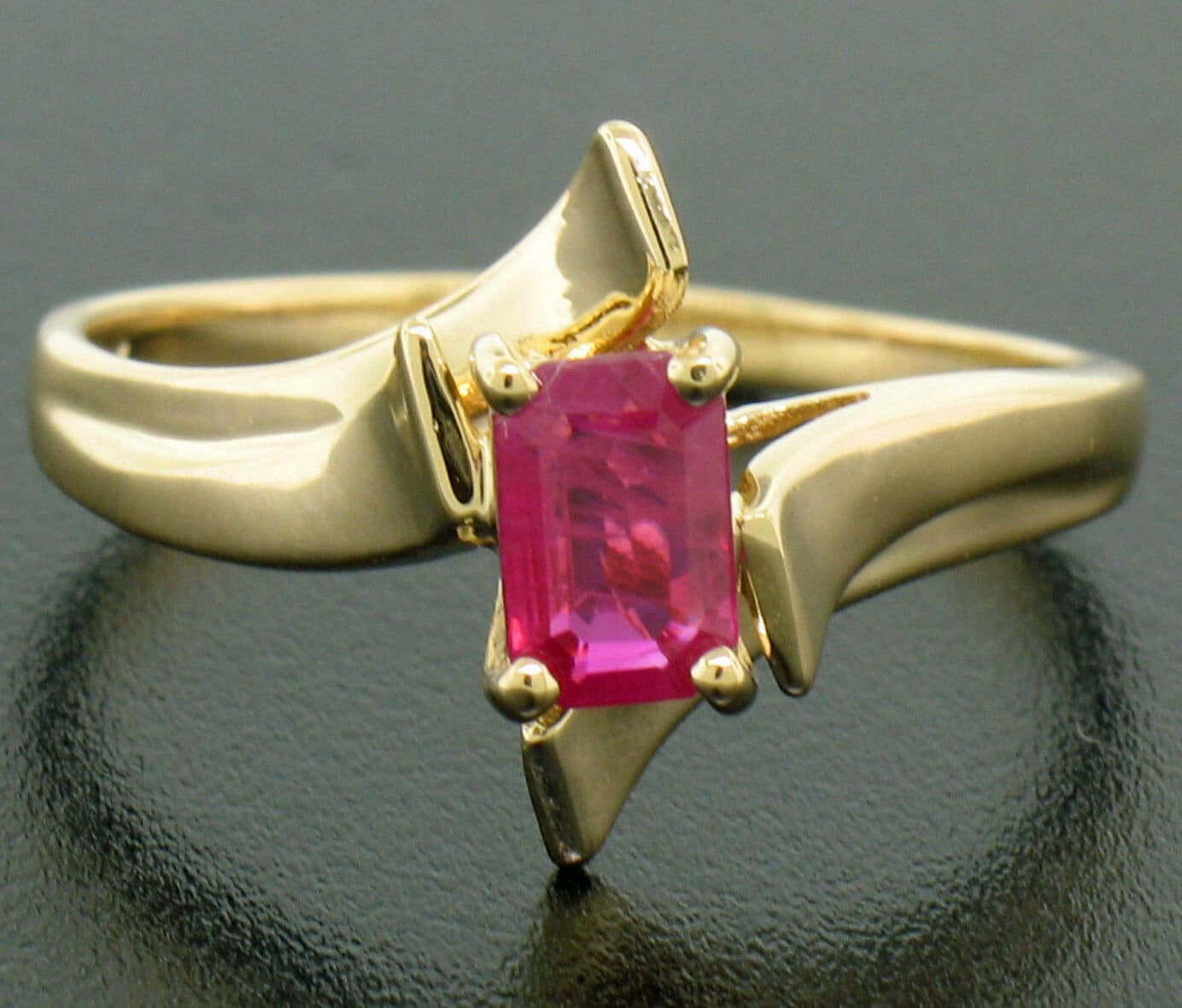 Nachlass 14K Solid Yellow Gold .83Ct Prong Set Smaragd Geschnitten Rot Rubin Solitär Bypass Verlobung Oder Versprechen Ring in Wie Neue Zustand von BadisJewelers