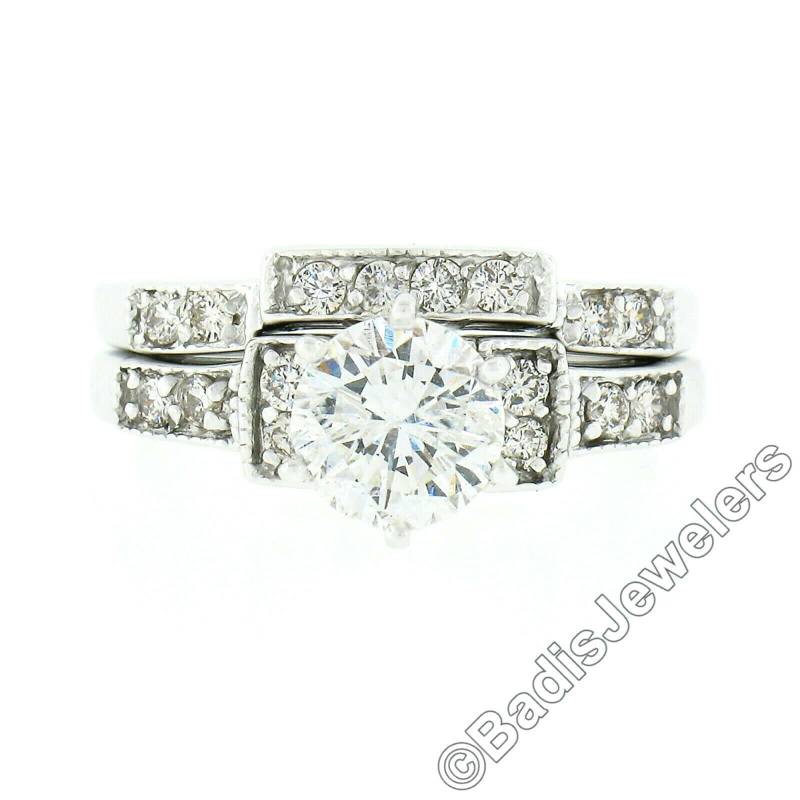 Nachlass 14K Weißgold 1, 38Ctw Rund Brillant 6-Prong Diamant Solitär Verlobungsring Mit Passendem Ehering Set in Neuem Zustand von BadisJewelers
