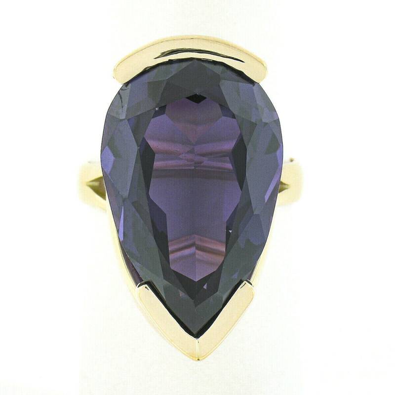 Nachlass Unikat 14K Gelbgold Großer Birnenschliff Halb Lünette Set Lila Stein Solitär Statement Cocktail Ring in Ausgezeichnetem Zustand von BadisJewelers