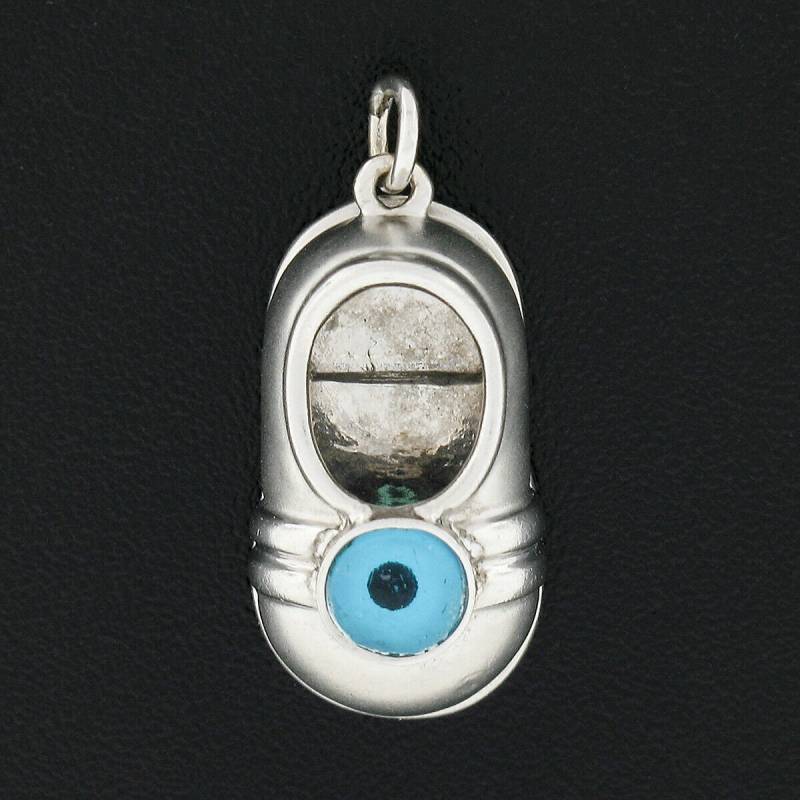 Nachlass Wunderschöner Solider 14K Weiß Gold Matte Finish Babyschuh Mit Blue Evil Eye Charm Anhänger in Ausgezeichnetem Zustand von BadisJewelers