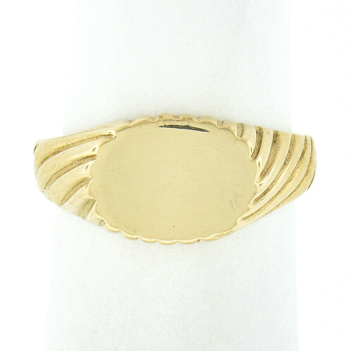 Neu Unisex 14K Gelbgold Gravierbare Ovale Mitte Mit Rillen Seiten Hoch Poliert Finish Signet Ring von BadisJewelers