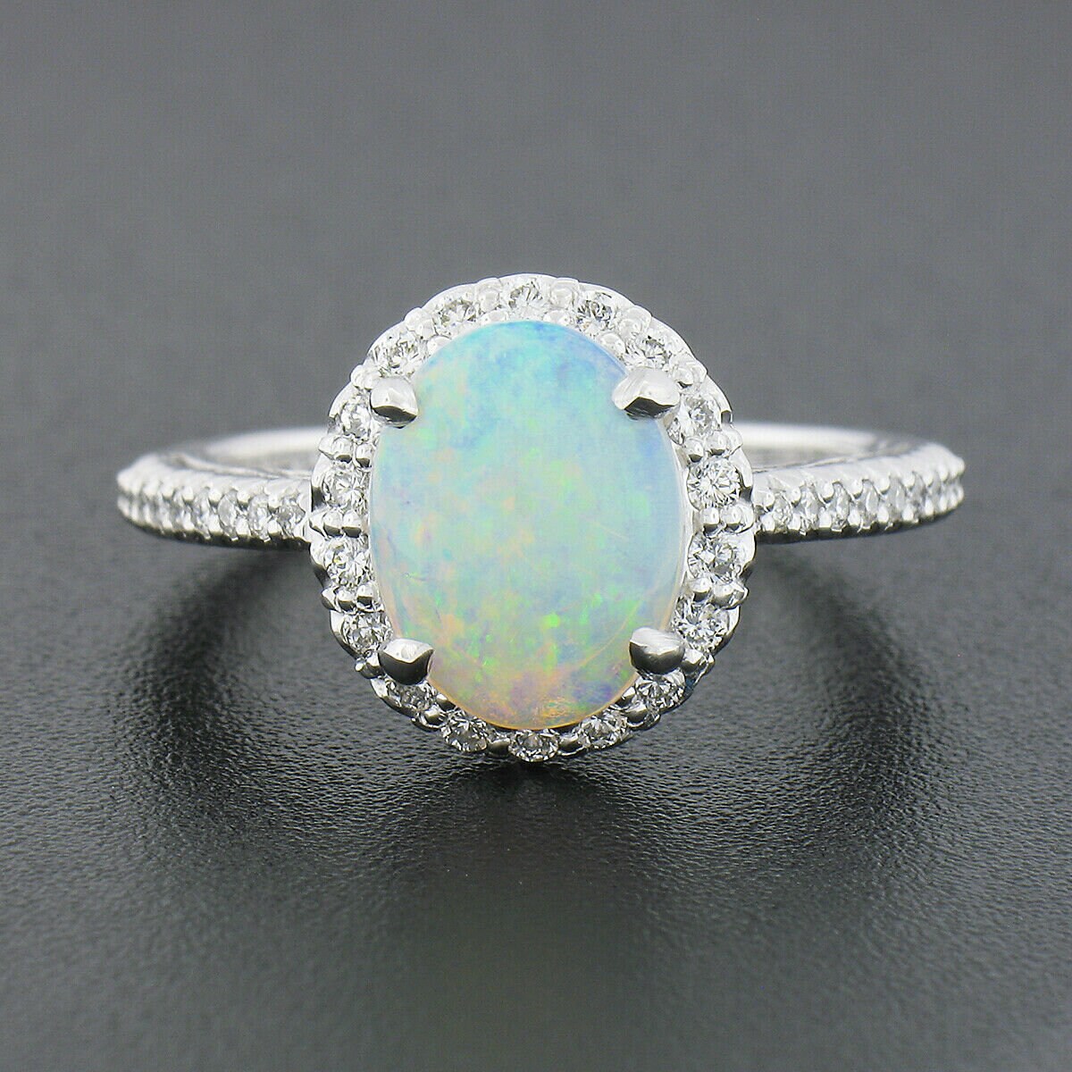 Neue 14K Weißgold Oval Cabochon Geschnitten Prong Set Opal Solitär Mit Runde Brillante Diamant Halo Cluster Engagement Oder Versprechen Ring von BadisJewelers