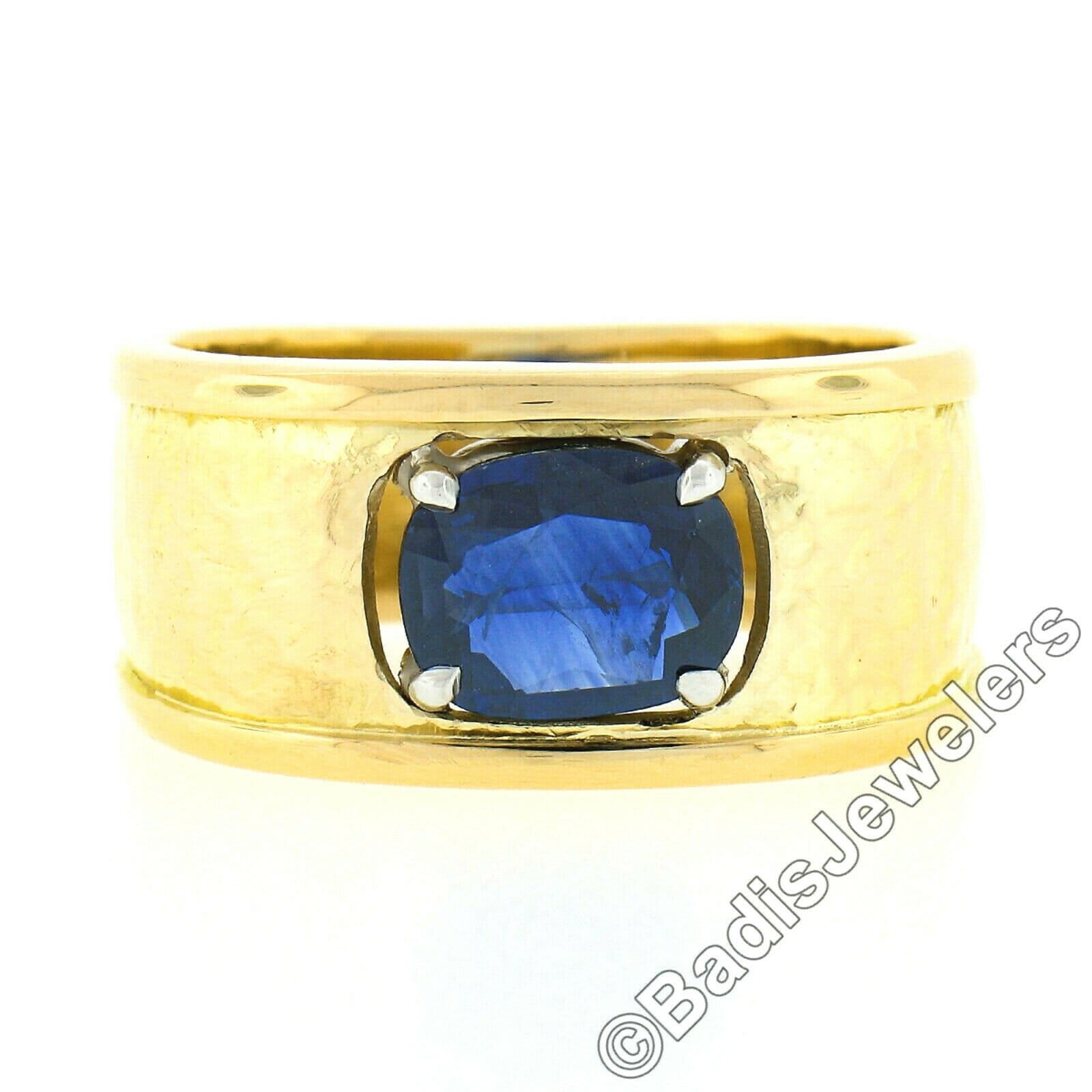 Unisex Cavelti 18K Gelbgold & Platin Gia Zertifiziert 2.24Ctw Kissen Prong Royal Blau Saphir Solitär Gehämmert Finish Breiter Band Ring von BadisJewelers