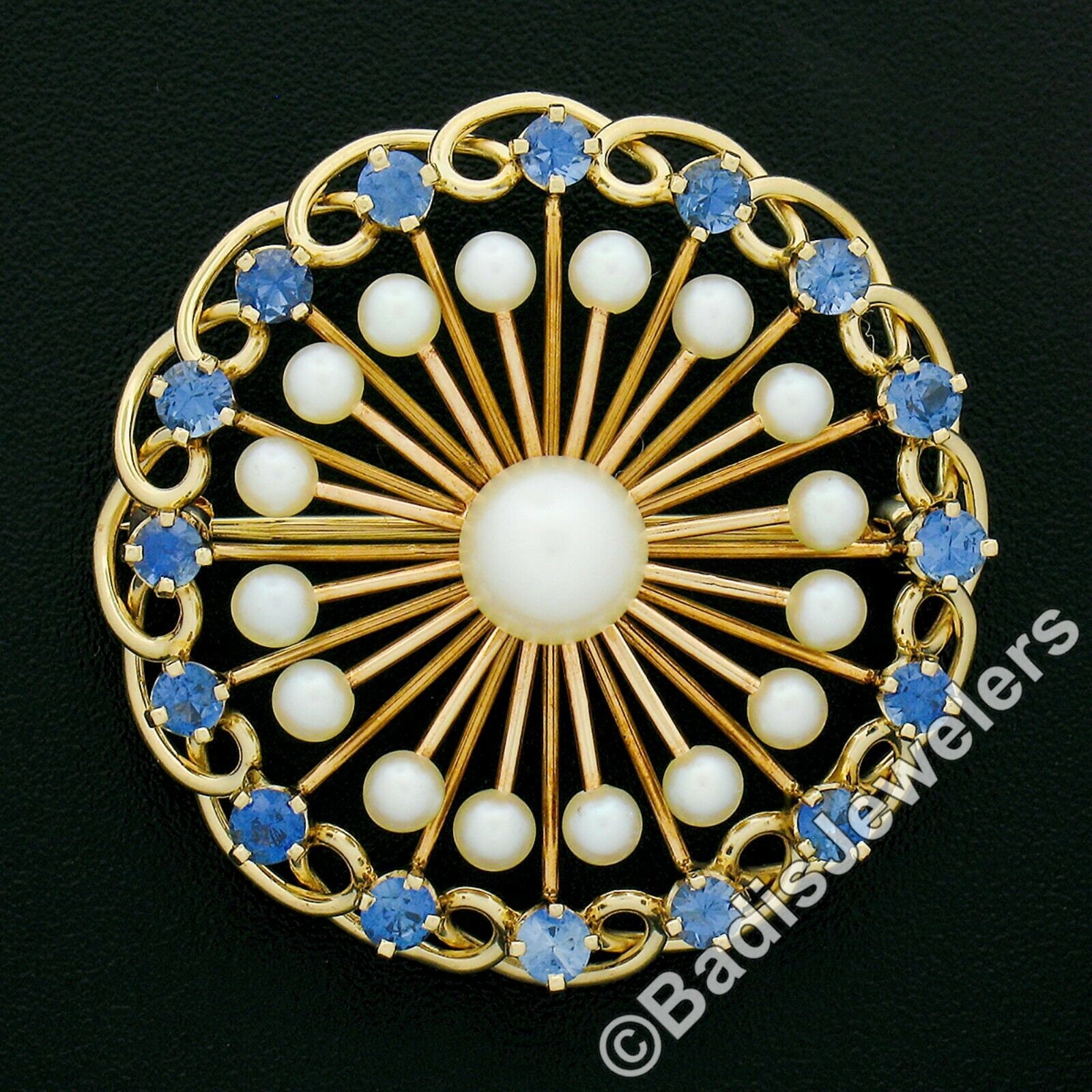 Vintage 14K Gelbgold 1, 60Ctw Runde Saphir & Weiße Zuchtperle Mit Polierter Open Work Sonne Kreis Pin Brosche in Ausgezeichnetem Zustand von BadisJewelers