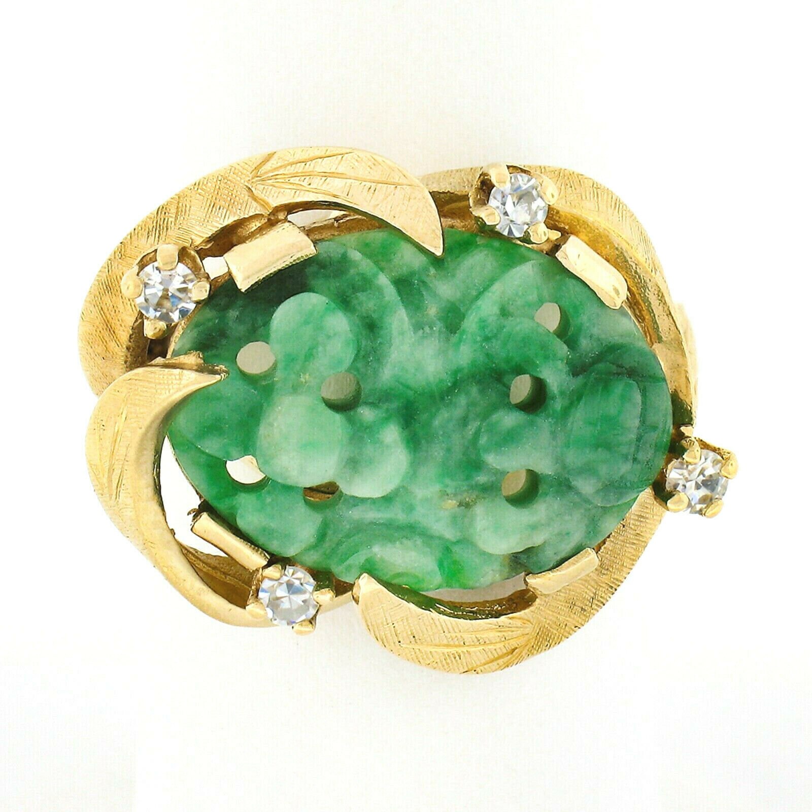 Vintage 14K Gelbgold Geschnitzte Floral Jade Mit 0, 20Ctw Rund Diamant Florentiner Finish Offener Rahmen Cocktail Ring in Ausgezeichnetem Zustand von BadisJewelers