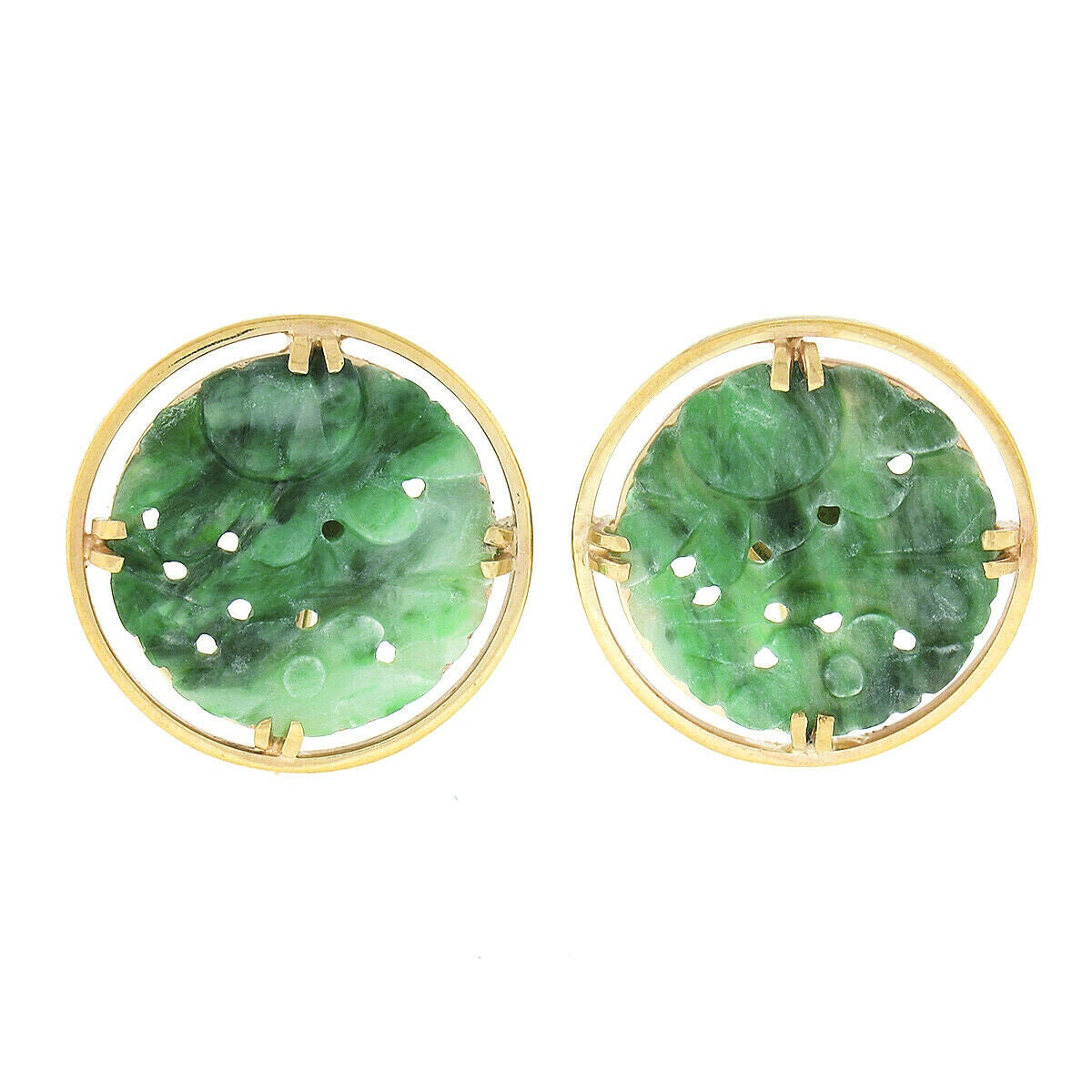 Vintage 14K Gelbgold Geschnitzte Jade Pierced Große Runde Zinken Set Knopf Schraub Rücken Ohrringe Mit Original Finish Und Patina Konserviert von BadisJewelers