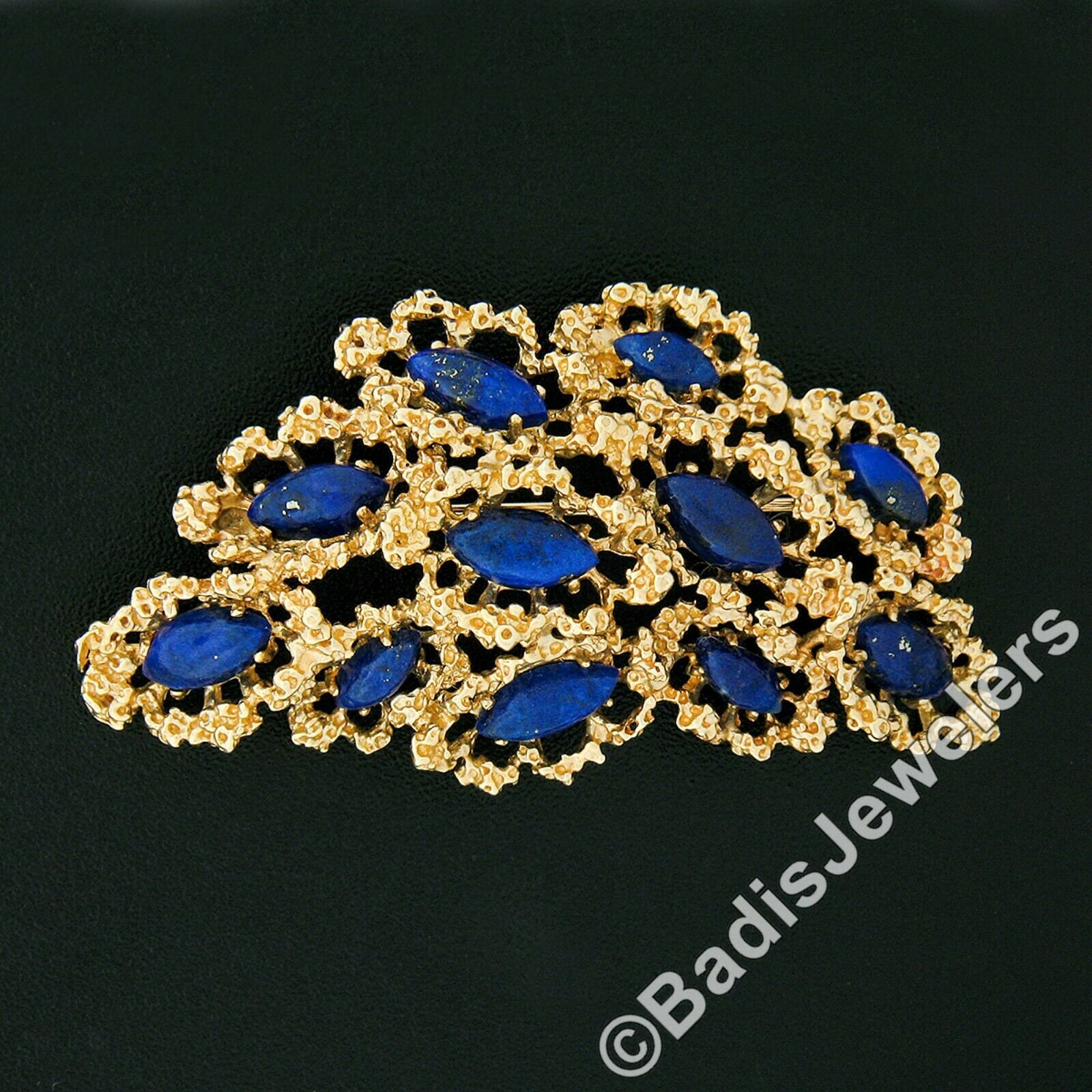 Vintage 14K Gelbgold Hochwertige Marquise Cabochon Blau Lapis Strukturierte Offene Arbeit Brosche Pin Mit Original Finish Und Patina Konserviert von BadisJewelers