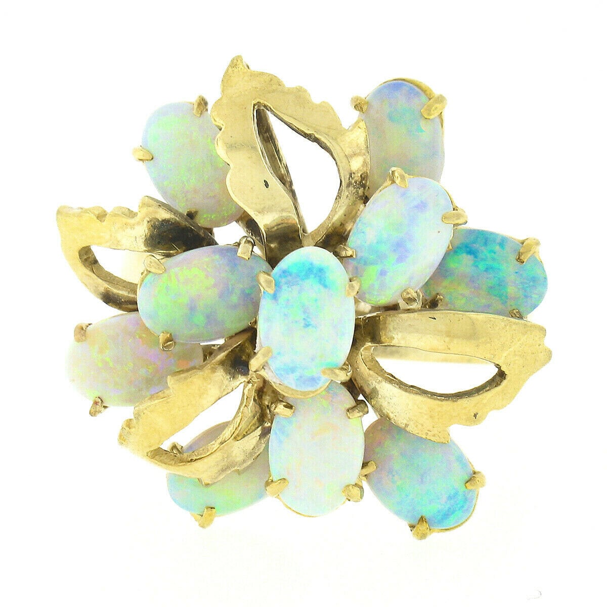 Vintage 14K Gelbgold Oval Cabochon Prong Set Opal Cluster Tiered Flower Cocktail Ring Mit Original Finish Und in Ausgezeichnetem Zustand von BadisJewelers