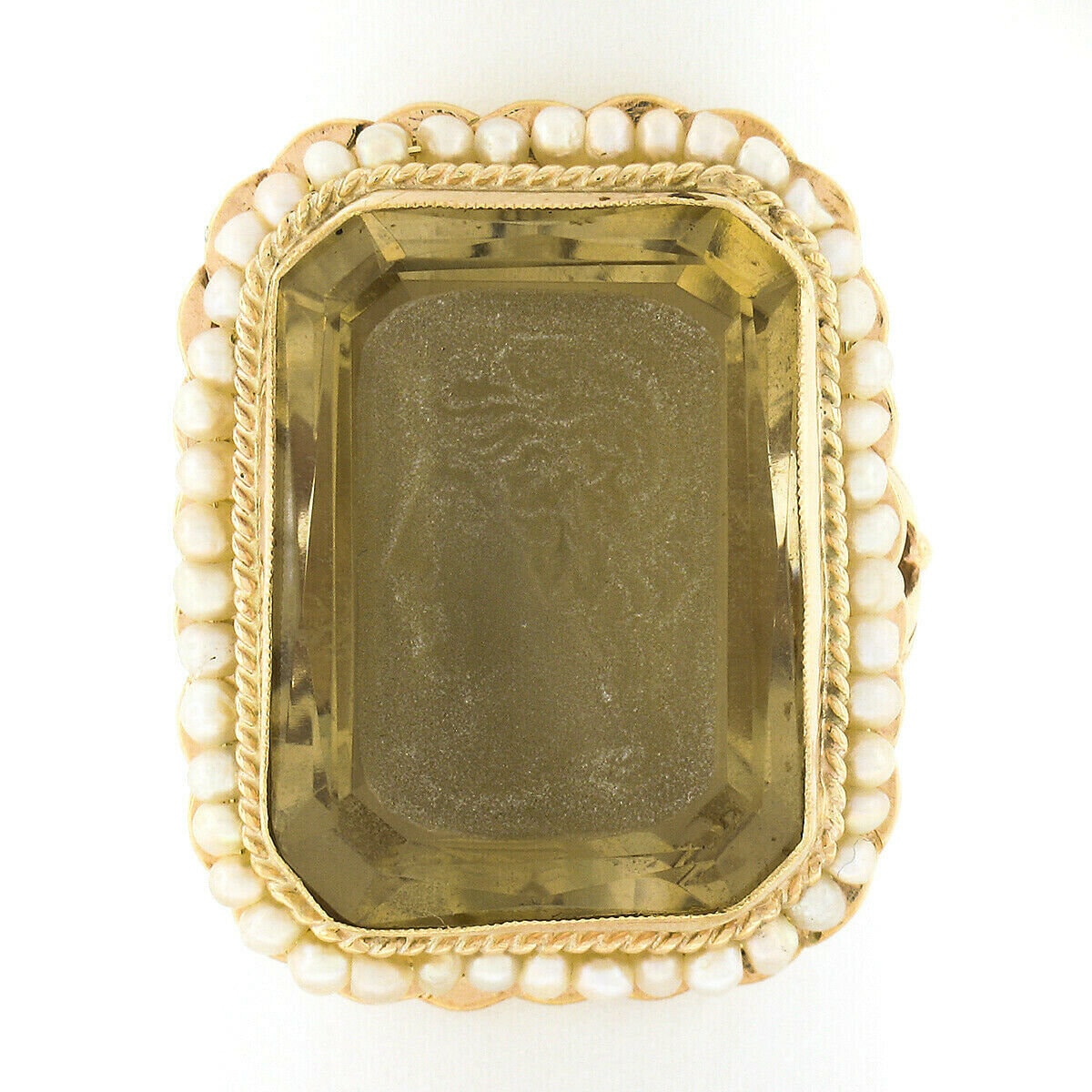 Vintage 14K Gelbgold Rechteckig Geschnitzte Citrin Intaglio Kamee Mit Saatperle Halo & Gedrehtem Draht Rahmen Statement Cocktail Ring von BadisJewelers