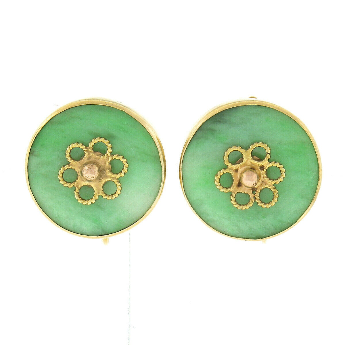 Vintage 14K Gelbgold Runde Lünette Set Jade W/Floral Center Knopf Ohrringe Schraub-Backings Mit Original Patine Konserviert von BadisJewelers