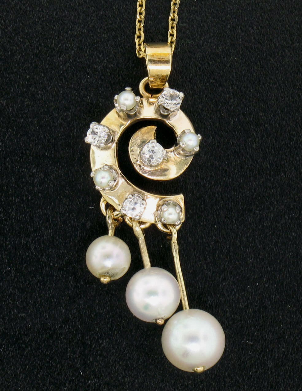 Vintage 14K Gelbgold Runde Perle & .20Ctw Prong Set Diamant Spiral Anhänger Auf 16" Kabel Gliederkette Halskette in Ausgezeichnetem Zustand von BadisJewelers