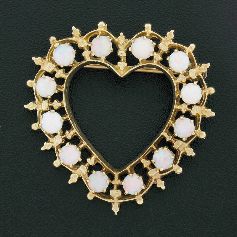 Vintage Atemberaubende 14K Gelbgold Runde Cabochon Cut Prong Set Opal Eingerahmt Offenes Herz Brosche Pin Anhänger in Ausgezeichnetem Zustand von BadisJewelers