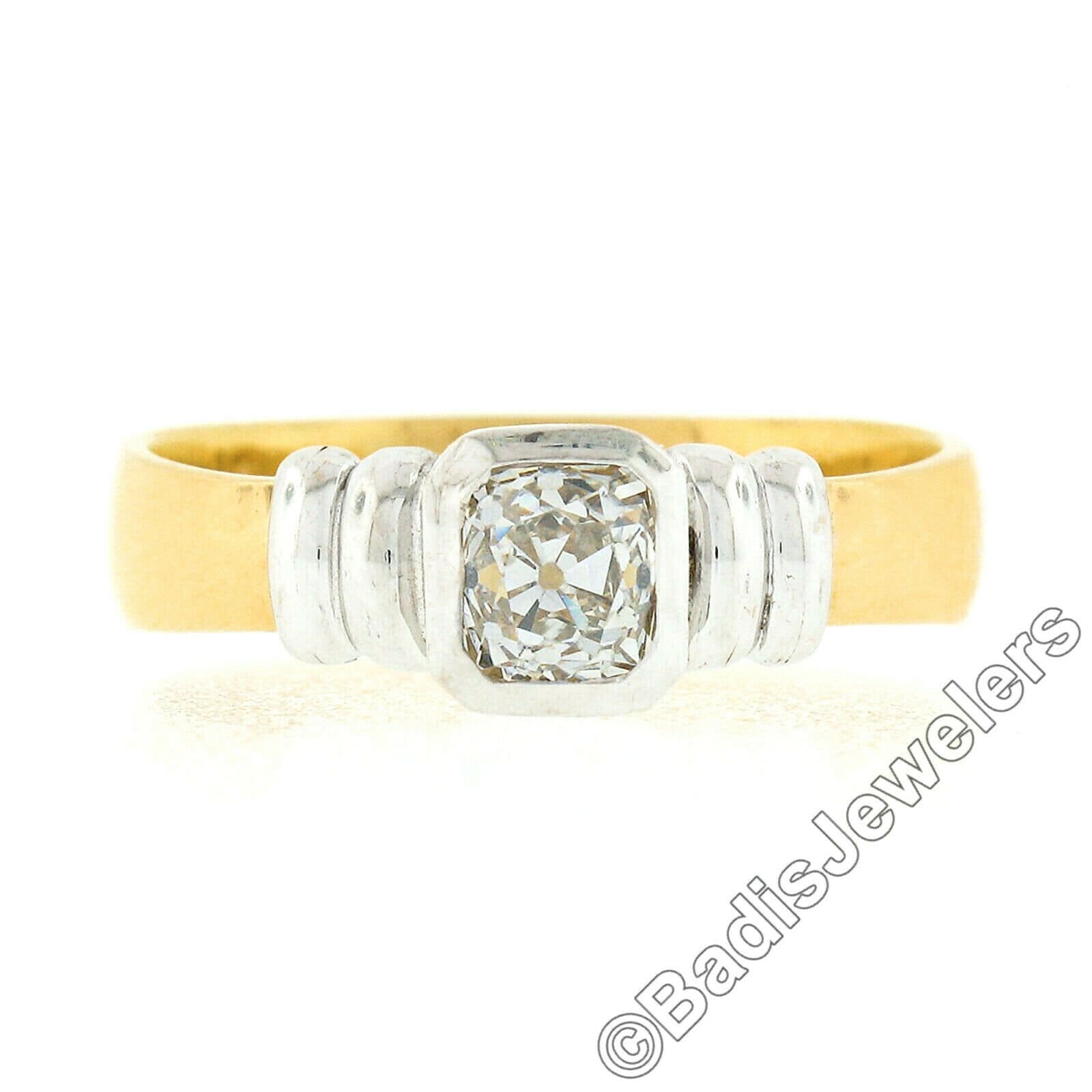 Vintage Edel 18K Zweifarbig Gold 0, 45Ctw Alte Mine Cut Lünette Set Diamant Solitär Verlobung Oder Versprechen Ring in Ausgezeichnetem Zustand von BadisJewelers