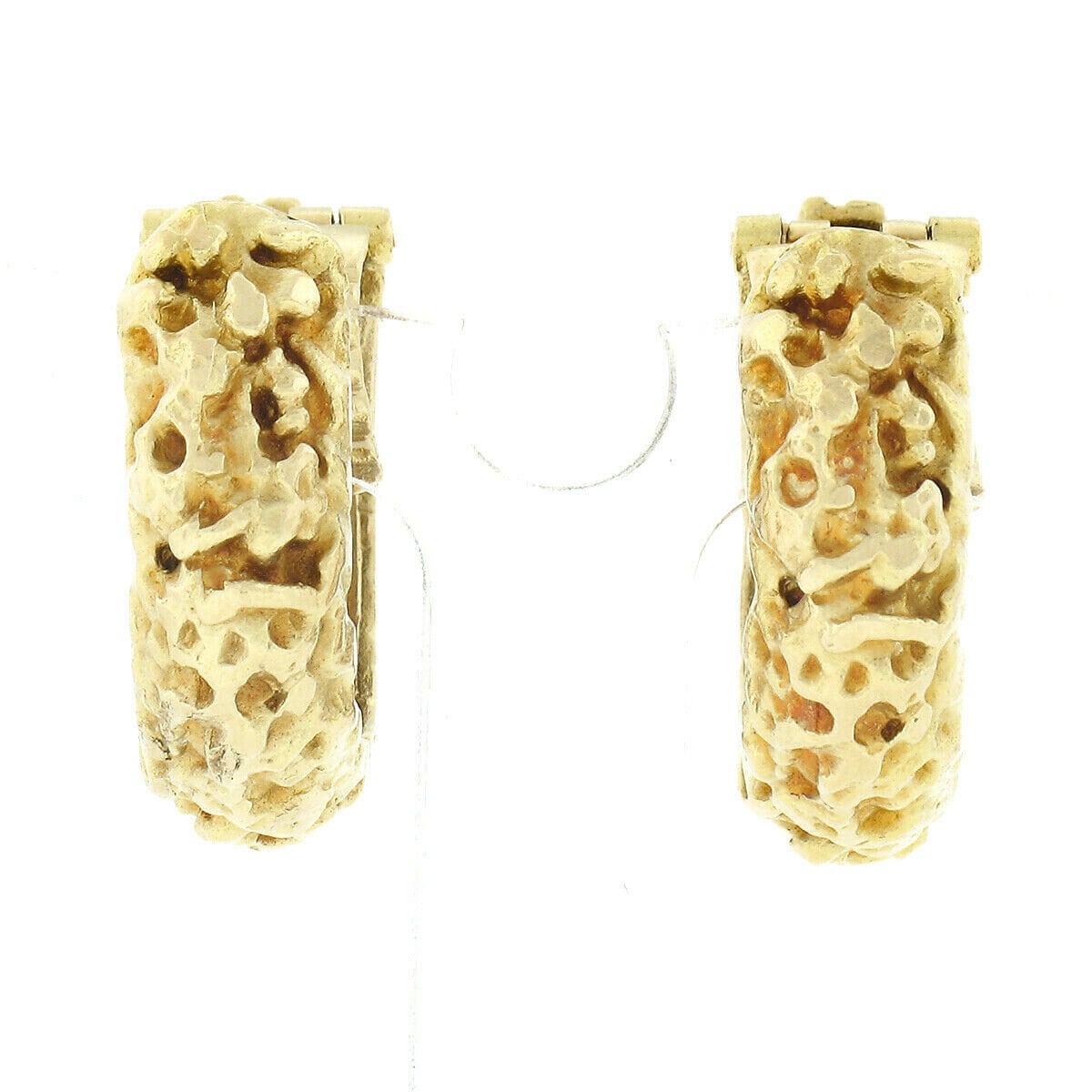 Vintage Elegante 18K Gelbgold Nugget Textured Finish Hoop Huggie Ohrclips Mit Original Und Patina Konserviert von BadisJewelers