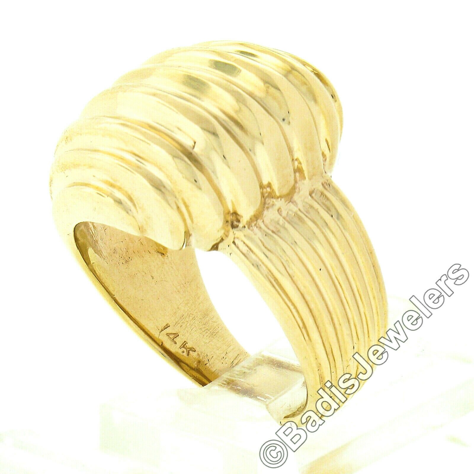 Vintage Großer Massiver 14K Gelbgold Unikat Gerillt Poliert Garnelen Stil Statement Cocktail Ring in Ausgezeichnetem Zustand von BadisJewelers