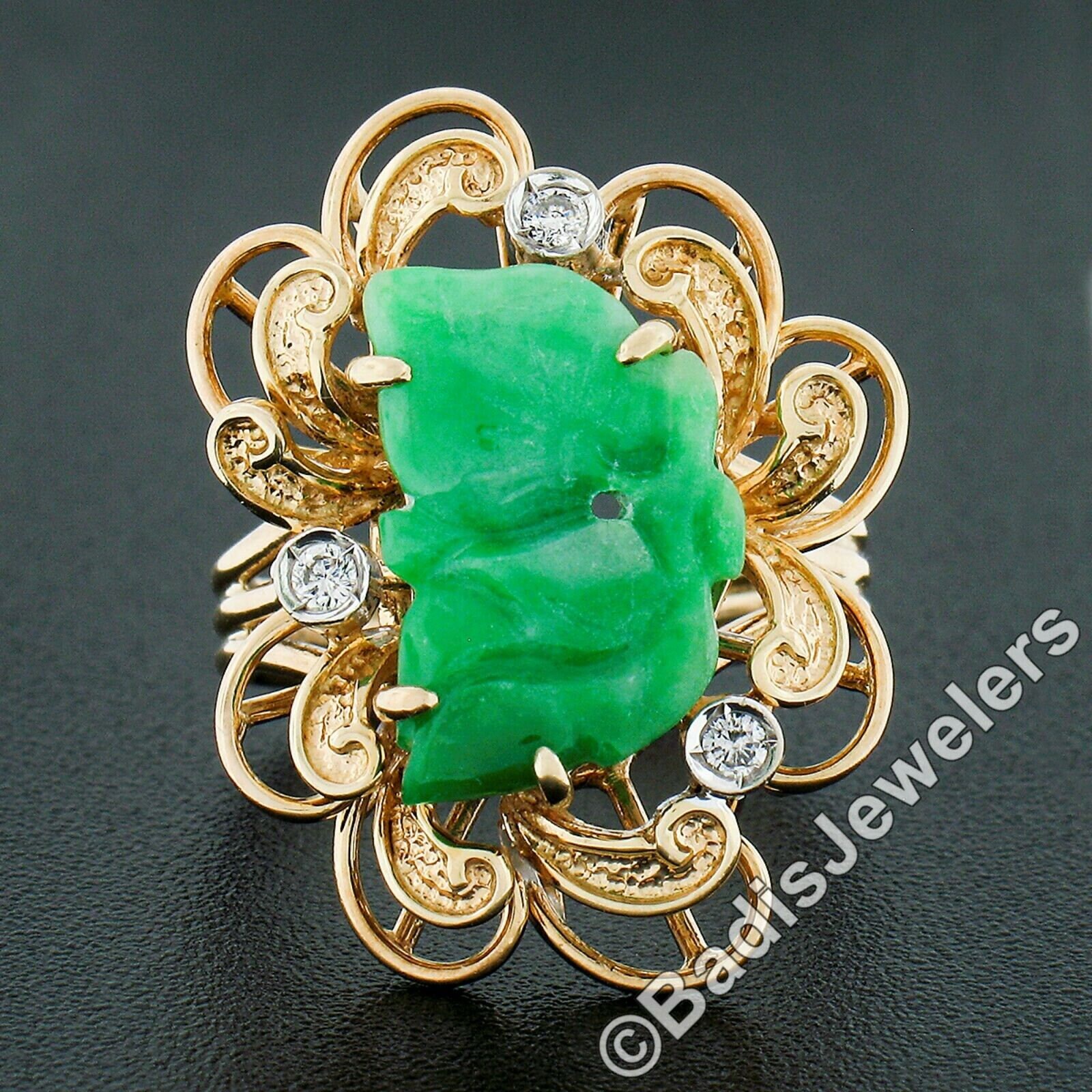 Vintage Handgemachte 14K Gelbgold Geschnitzte Doppelblatt Jade Mit 0, 09Ctw Brillant Lünette Diamant Dual Finish Offener Rahmen Statement Cocktail von BadisJewelers