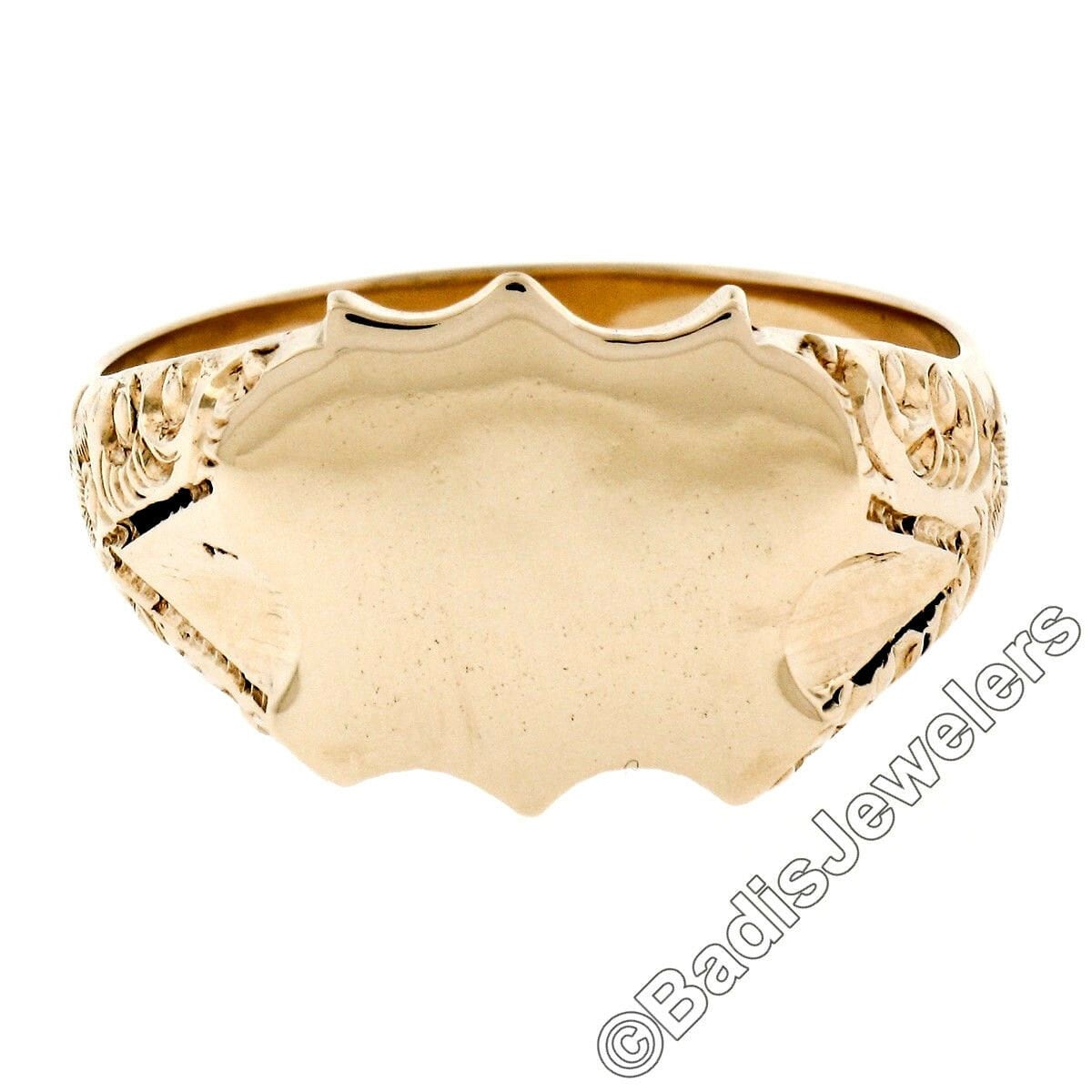 Vintage Herren/Unisex 14K Massiv Gelbgold Gravierbare Schild Mitte Geätzte Schaft Statement Signet Ring in Ausgezeichnetem Zustand von BadisJewelers