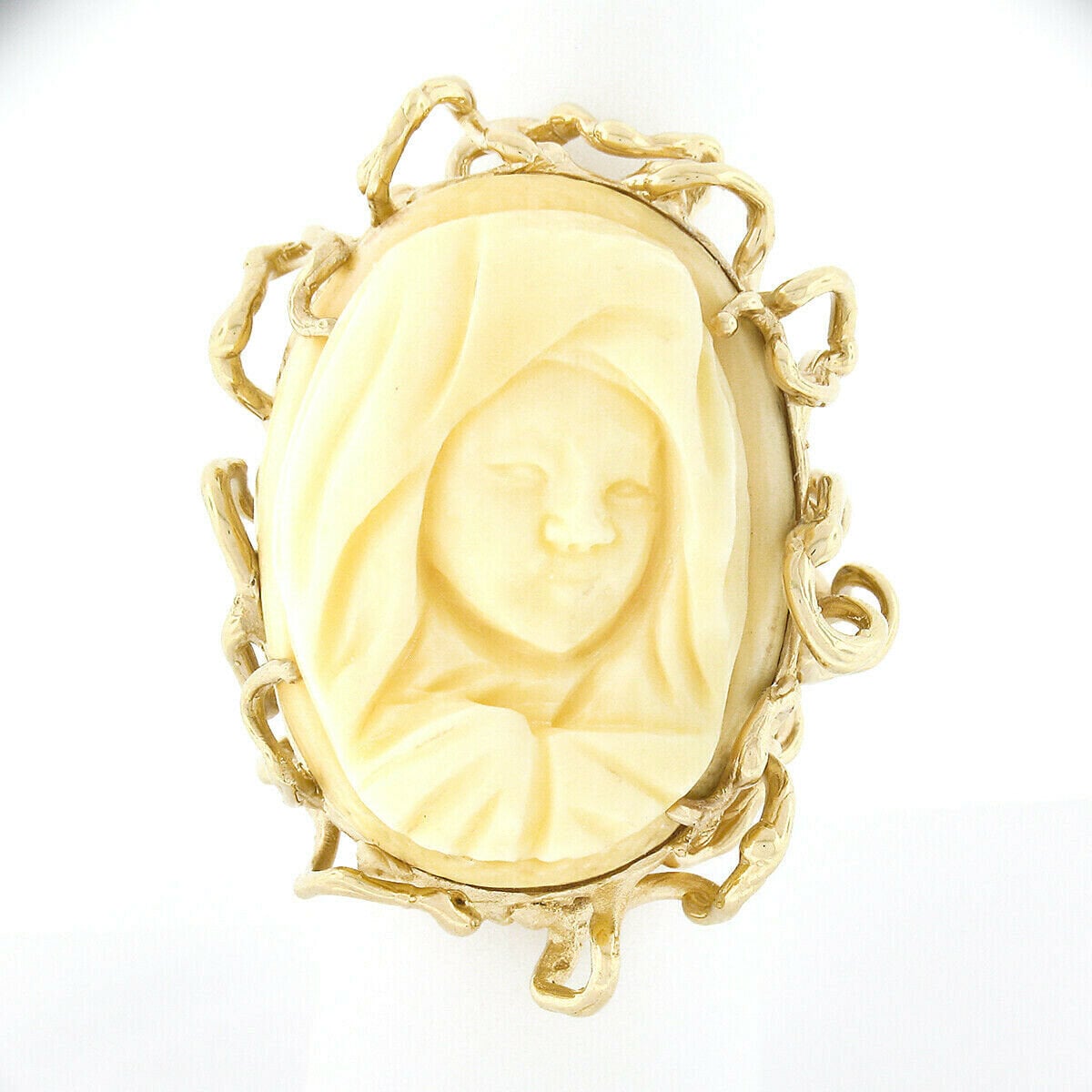 Vintage Magnificent 14K Gelbgold Große Geschnitzte Oval Religiöse Nonne Frau Cameo Offene Freeform Nugget Textured Statement Cocktail Ring von BadisJewelers