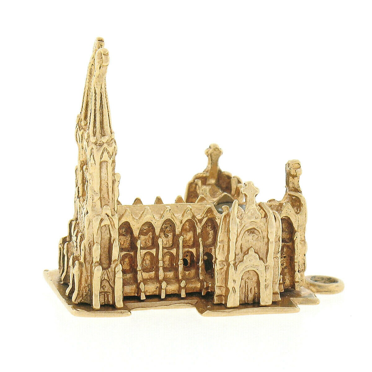 Vintage Schöner Massiver 14K Gelbgold Detaillierter St. Patrick Cathedral Anhänger Mit Original Finish Und Patina Konserviert von BadisJewelers