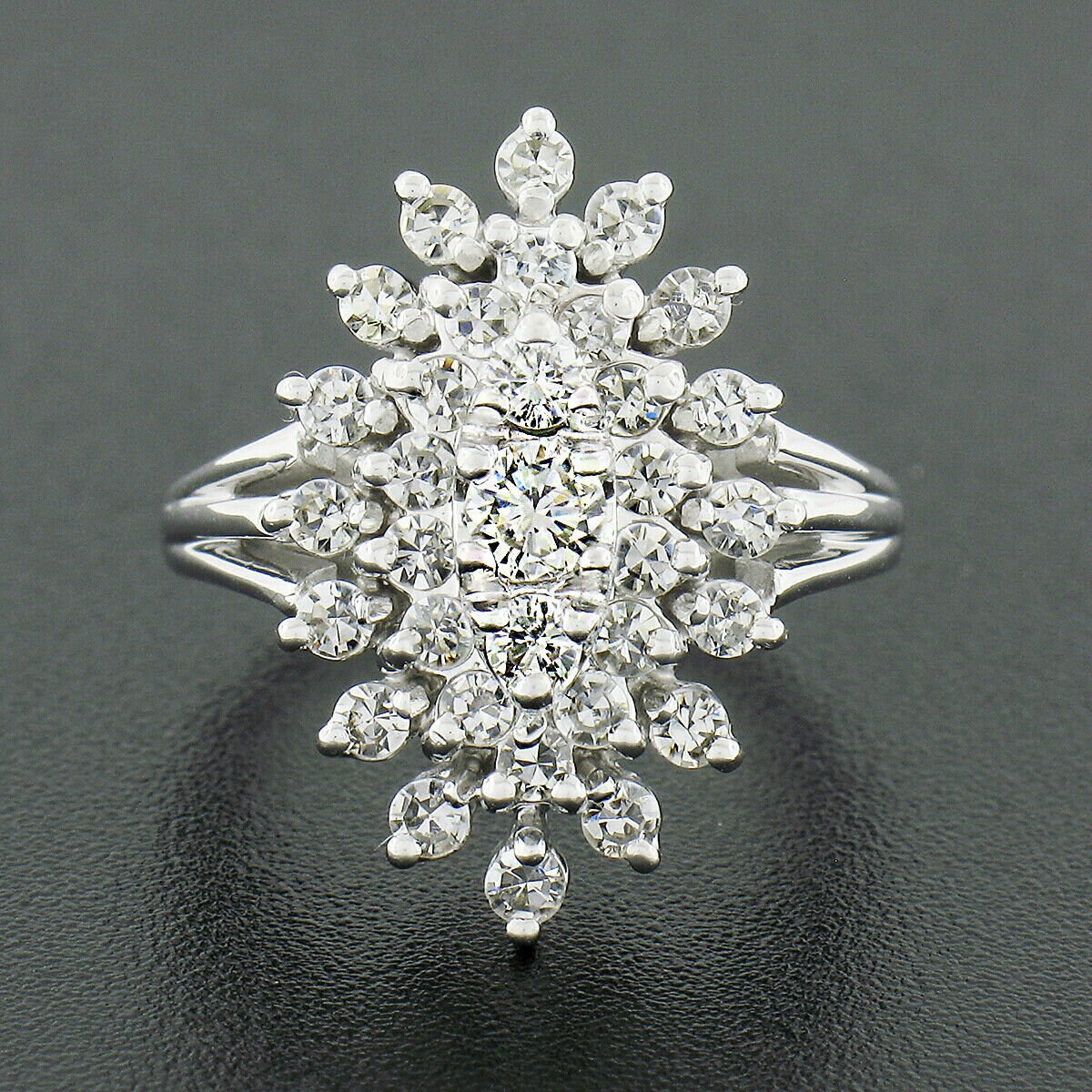 Vintage Wunderschöne 14K Weißgold 1, 03Ctw Alte Übergangs-Und Single Cut Diamant Navette Form Gestuften Cluster Ring in Ausgezeichnetem Zustand Vintage Wunderschöne 14K Weißgold 1, 03Ctw Alte Übergangs-Und Single Cut Diamant Navette Form Gestuften Cluster Ring in Ausgezeichnetem Zustand von BadisJewelers