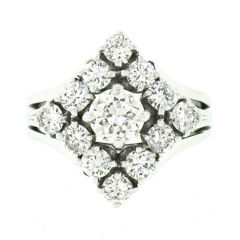 Vintage Wunderschöne 14K Weißgold 2, 04Ctw Alte Übergangsschnitt Prong Diamant Lozenge Platte Statement Cocktail Ring in Ausgezeichnetem Zustand von BadisJewelers
