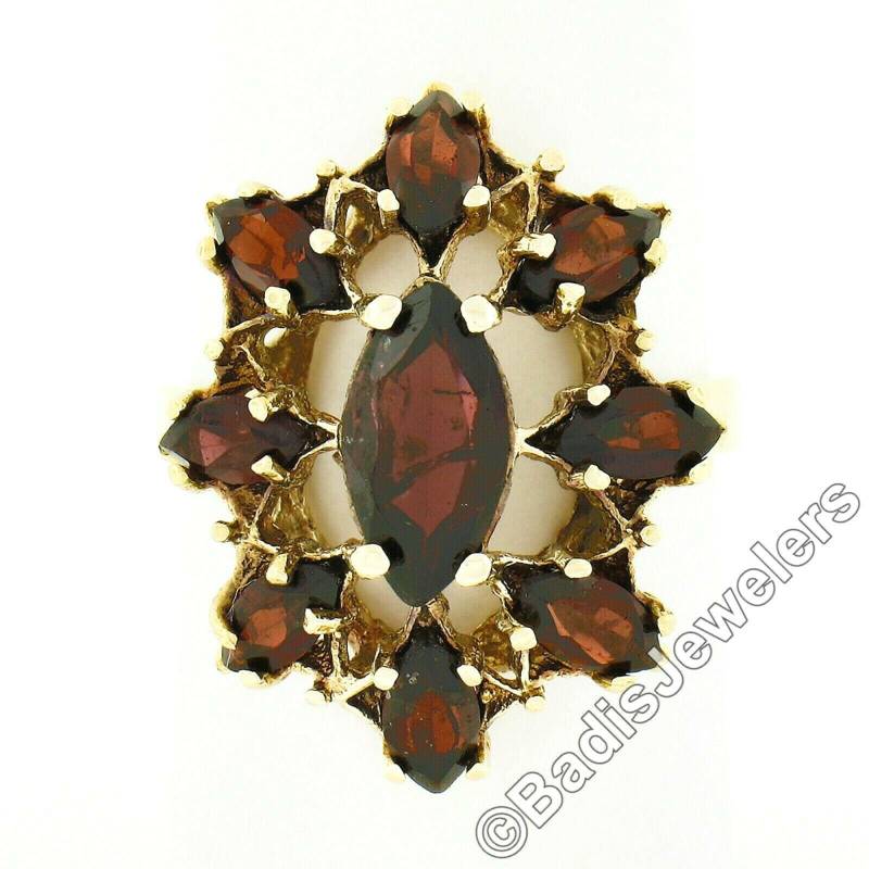 Vintage Wunderschöner 14K Gelbgold Marquise Cut Prong Set Granat Open Spray Flower Statement Cocktail Ring in Ausgezeichnetem Zustand von BadisJewelers