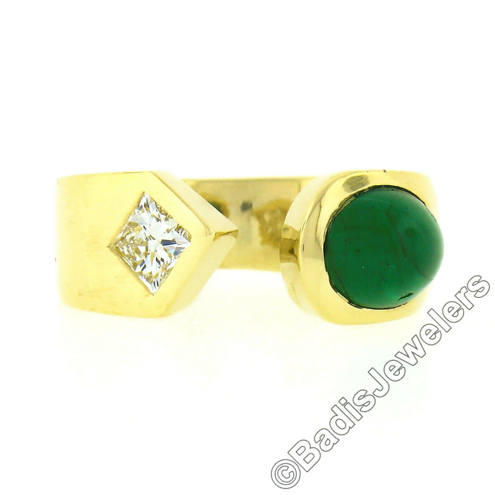 stilvoller 18K Gelbgold 1, 70Ctw Oval Cabochon Smaragd & Princess Cut Diamant Poliert Offener Manschettenring in Ausgezeichnetem Zustand von BadisJewelers