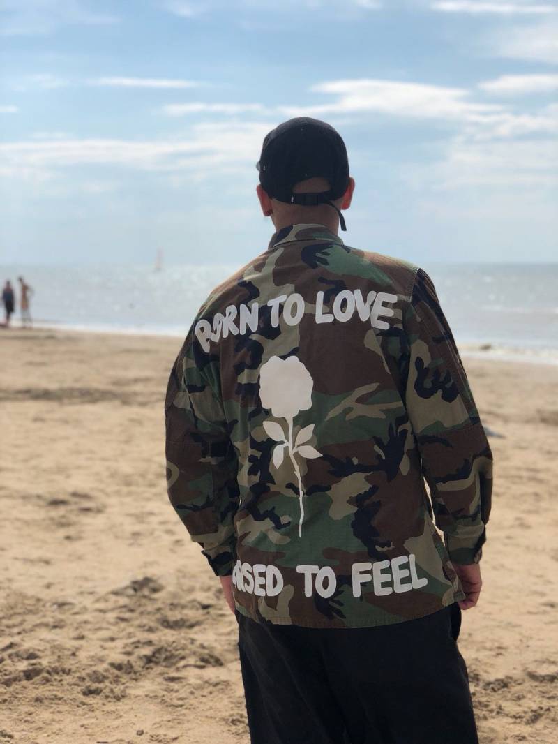 Geboren Verflucht Um Liebe Zu Fühlen, Dass Armee-Tarnung-Jacke Rose Zitat Weiß Geboren Verflucht Um Liebe Zu Fühlen, Dass Armee-Tarnung-Jacke Rose Zitat Weiß von BadlyAmsterdam