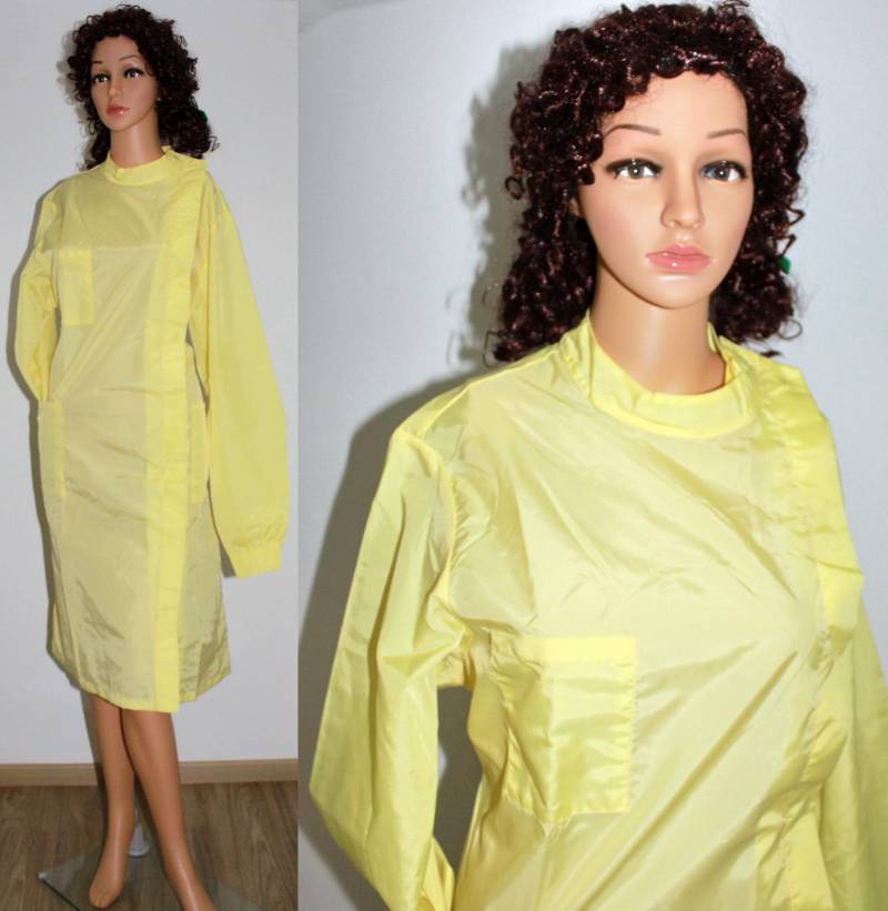 Glänzender Hochgeschlossener Xl-Nylonkittel, Wunderbar Rascheliger Salonkittel, Langärmeliges Komplett Verdeckt Geknöpftes Grooming Dress Glänzender Hochgeschlossener Xl-Nylonkittel, Wunderbar Rascheliger Salonkittel, Langärmeliges Komplett Verdeckt Geknöpftes Grooming Dress von BaeTscH4collectibles