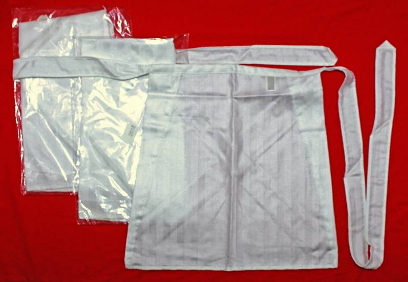 Paket Bestehend Aus Drei Schlichten Weißen Servierschürzen/Weiße Satinierte 100% Baumwoll Schürze - Zimmermädchen Zofe Made in Austria Paket Bestehend Aus Drei Schlichten Weißen Servierschürzen/Weiße Satinierte 100% Baumwoll Schürze - Zimmermädchen Zofe Made in Austria von BaeTscH4collectibles