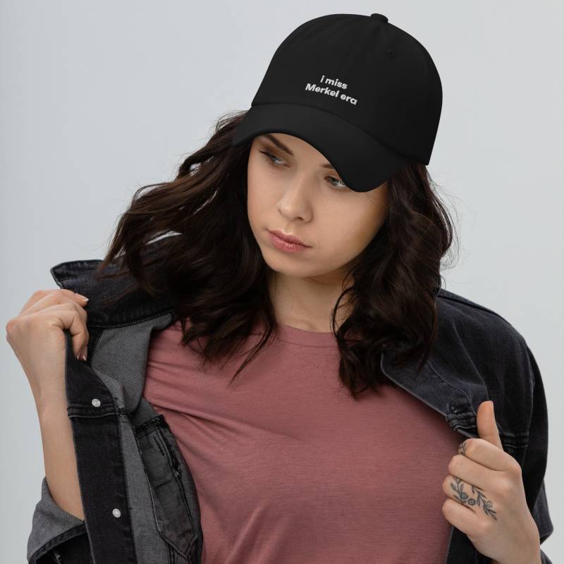 I Miss Merkel Era Dad-Hat Angela | German Chancelor From 2005 - 2021 von BaerDesignShop
