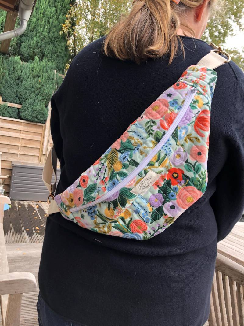 Bauchtasche Mit Buntem Blumenmuster von Baerenstich