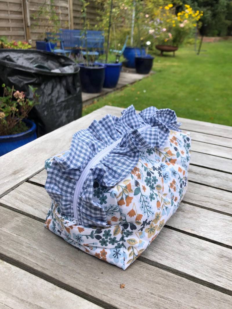 Kosmetiktasche Mit Blauem Blumenmuster von Baerenstich