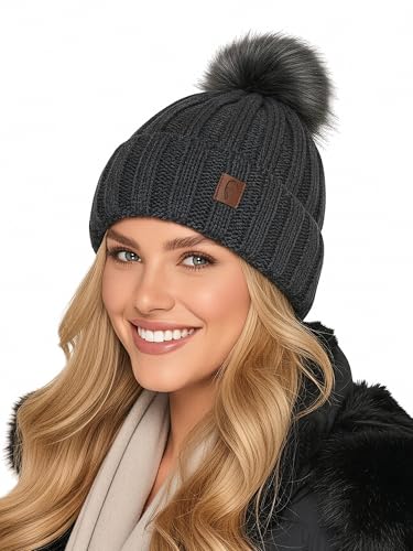 Baesics Strickmütze mit Bommel Anthrazit für Damen & Herren – warme Unisex Wintermütze mit Fleecefutter & Kunstfell Pompon – Made in Poland – One Size – Beanie Stil von Baesics