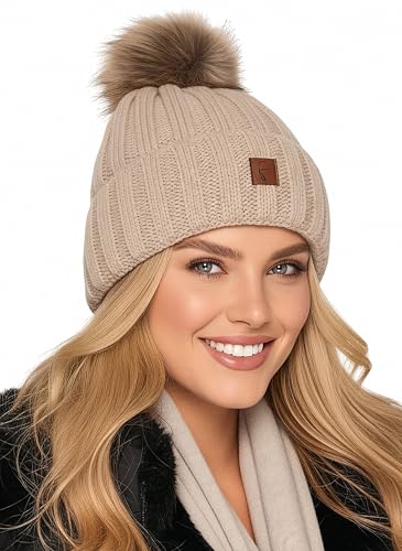 Baesics Strickmütze mit Bommel Beige für Damen & Herren – warme Unisex Wintermütze mit Fleecefutter & Kunstfell Pompon – Made in Poland – One Size – Beanie Stil von Baesics
