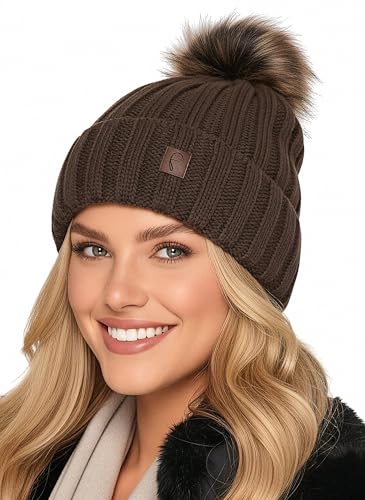 Baesics Strickmütze mit Bommel Braun für Damen & Herren – warme Unisex Wintermütze mit Fleecefutter & Kunstfell Pompon – Made in Poland – One Size – Beanie Stil von Baesics