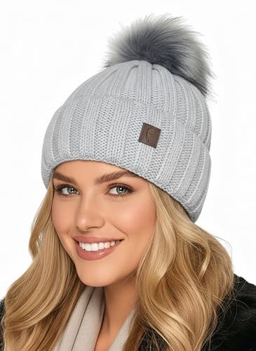 Baesics Strickmütze mit Bommel Hellgrau für Damen & Herren – warme Unisex Wintermütze mit Fleecefutter & Kunstfell Pompon – Made in Poland – One Size – Beanie Stil von Baesics