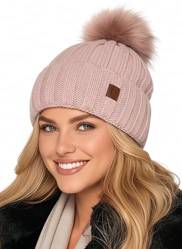 Baesics Strickmütze mit Bommel Rosa für Damen & Herren – warme Unisex Wintermütze mit Fleecefutter & Kunstfell Pompon – Made in Poland – One Size – Beanie Stil von Baesics