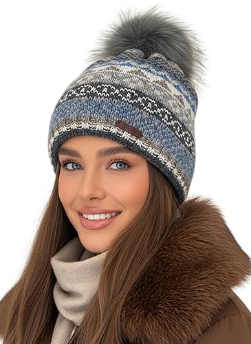 Baesics Wintermütze Grau mit Muster Damen Herren – Gefütterte Bommelmütze mit Kunstfell Pompon, Strickmütze Beanie Stil, Made in EU, One Size, Warm & Elastisch mit Fleecefutter von Baesics