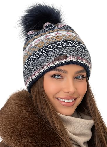 Baesics Wintermütze Schwarz mit Muster Damen Herren – Gefütterte Bommelmütze mit Kunstfell Pompon, Strickmütze Beanie Stil, Made in EU, One Size, Warm & Elastisch mit Fleecefutter von Baesics