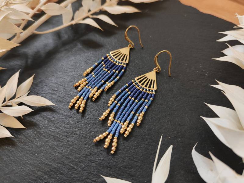 Handgemachte Mini Fransen-Ohrringe "Lorcan" Mit Winzigen Samenperlen Und Messingperlen, Eleganter Messing & Glas Schmuck in Blau von BafflingBeadsAT