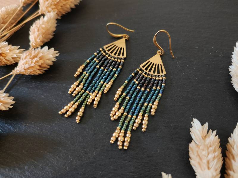 Handgemachte Mini Fransen-Ohrringe "Lorcan" Mit Winzigen Samenperlen Und Messingperlen, Eleganter Messing & Glas Schmuck in Galaxie Farben von BafflingBeadsAT
