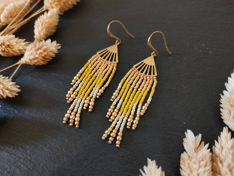 Handgemachte Mini Fransen-Ohrringe "Lorcan" Mit Winzigen Samenperlen Und Messingperlen, Eleganter Messing & Glas Schmuck in Gelb von BafflingBeadsAT