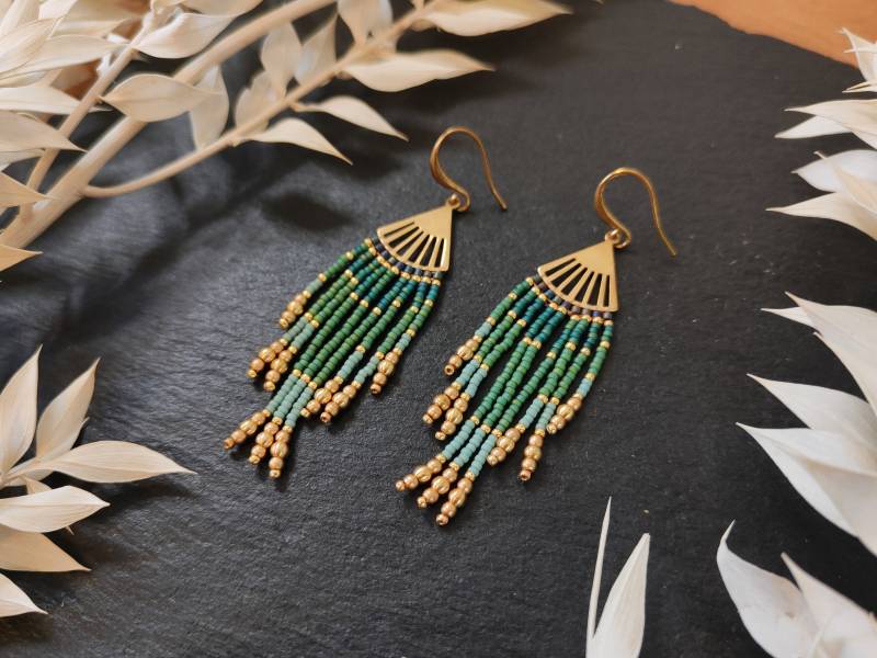 Handgemachte Mini Fransen-Ohrringe "Lorcan" Mit Winzigen Samenperlen Und Messingperlen, Eleganter Messing & Glas Schmuck in Grün von BafflingBeadsAT