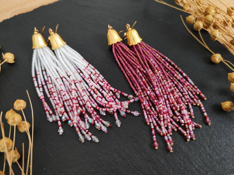 Handgemachte Quasten-Ohrringe "Nirvelli" Mit Pinken Perlenmix Und Goldenen Kappen, Moderner Frauen-Schmuck Dip Look von BafflingBeadsAT