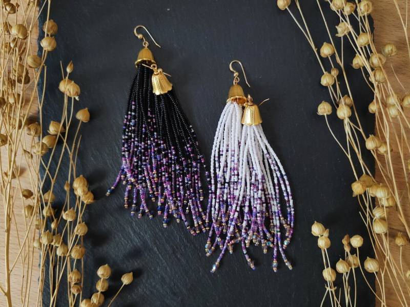 Handgemachte Quasten-Ohrringe "Nirvelli" Mit Violettem Perlenmix Und Goldenen Kappen, Moderner Frauen-Schmuck Dip Look von BafflingBeadsAT