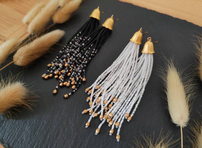 Handgemachte Quasten-Ohrringe "Nirvelli" in Weiß Oder Schwarz Mit Perlenmix Und Goldenen Kappen, Moderner Frauen-Schmuck Dip Look von BafflingBeadsAT