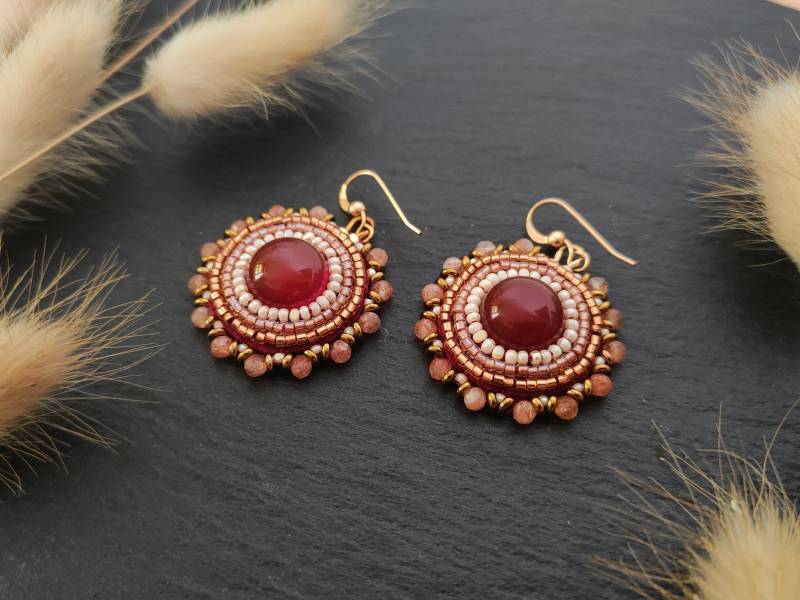 Handgestickte Ohrringe "Loretta" Mit Karneol Und Erdbeer-Quarz, Handgemachte Schmuckstein Cabochons Feine Samenperlen von BafflingBeadsAT
