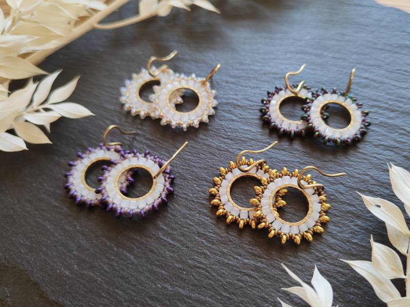 Kleine Handgemachte Ohrringe "Simin" Mit Milchig Weißen Würfel-Perlen, Runde Messing-Details Und Miyuki Glasperlen von BafflingBeadsAT